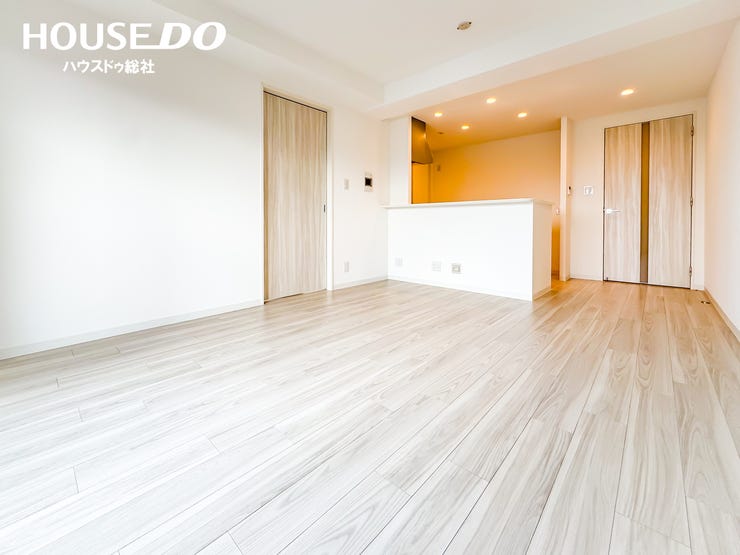 明るい日差しが差し込む広々LDK。ご家族が自然と集まりたくなる、心地よい空間です。