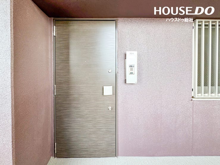 重厚感とデザイン性を兼ね備えた玄関扉。住まいの顔にふさわしい高級感があります。