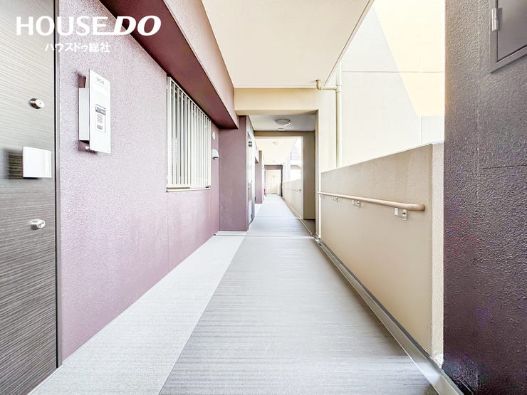 明るく清潔感のある共用廊下。安心感のある住環境が整っています。