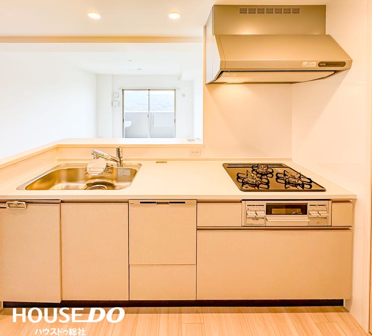 最新設備を備えたシステムキッチン。毎日の料理がもっと快適で楽しくなる空間です。