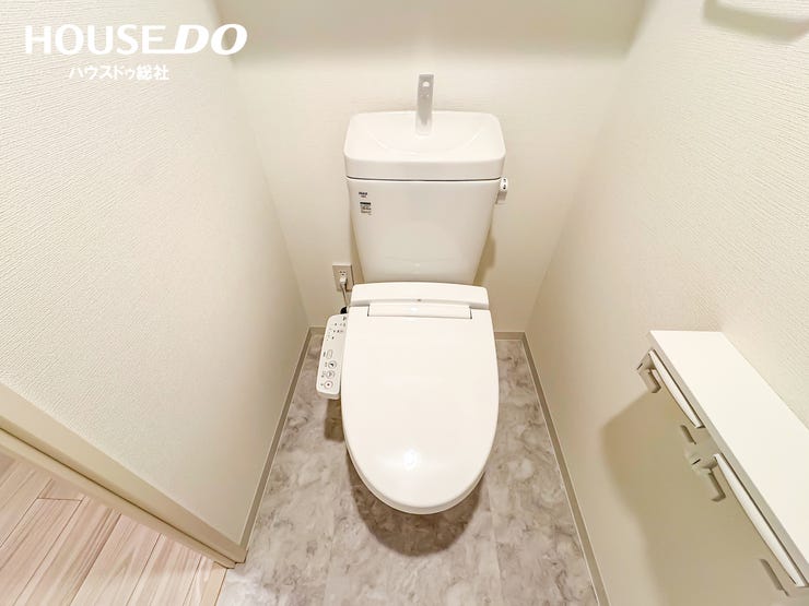 清潔感あふれるトイレ。温水洗浄便座付きで快適にお使いいただけます。