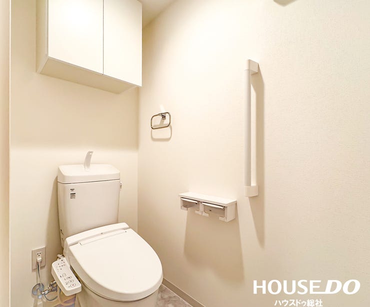 清潔感あふれるトイレ空間。温水洗浄便座付きで快適にお使いいただけ、ご家族や来客時にも安心してご利用いただけます。