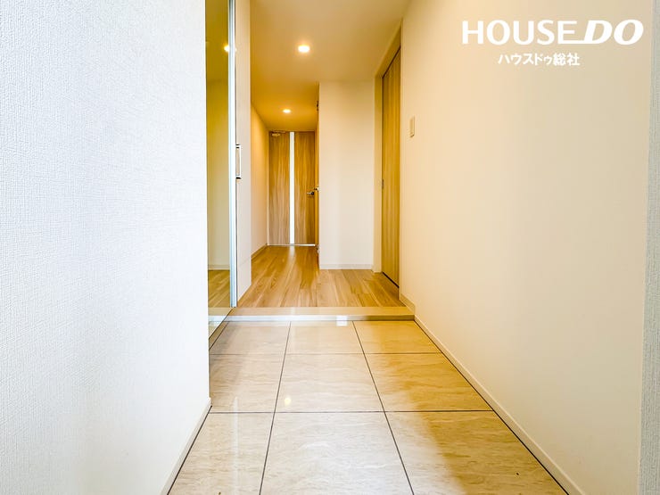 落ち着きと高級感を兼ね備えたエントランスホール。住む方を心地よく迎え入れます。