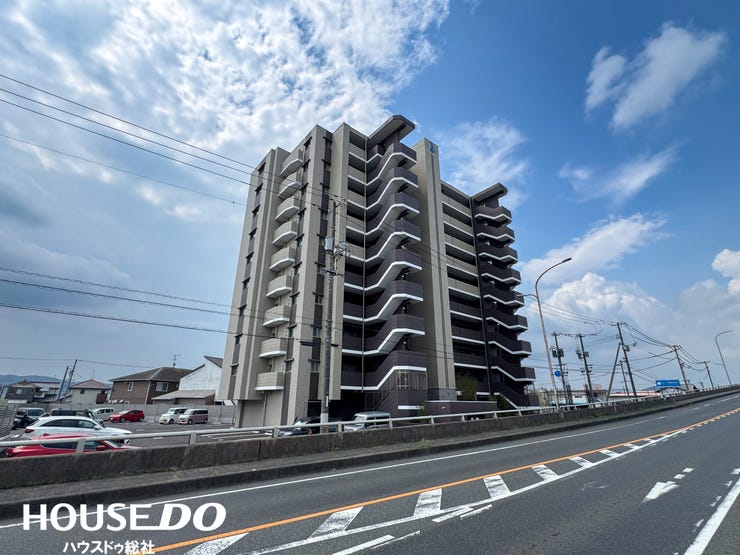 【外観】
総社市駅南という利便性の高いエリアに誕生!スタイリッシュな外観デザインが、日々の暮らしをより豊かに彩ります。