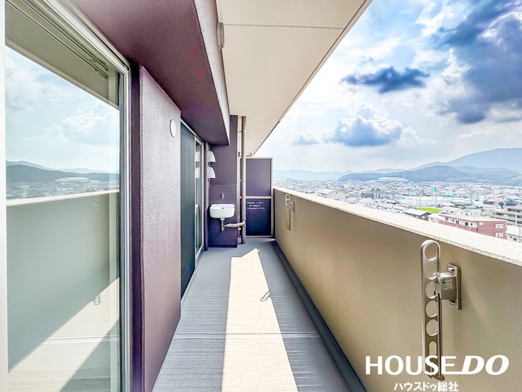 開放的な共用バルコニー。気持ちの良い風と光を感じられます。