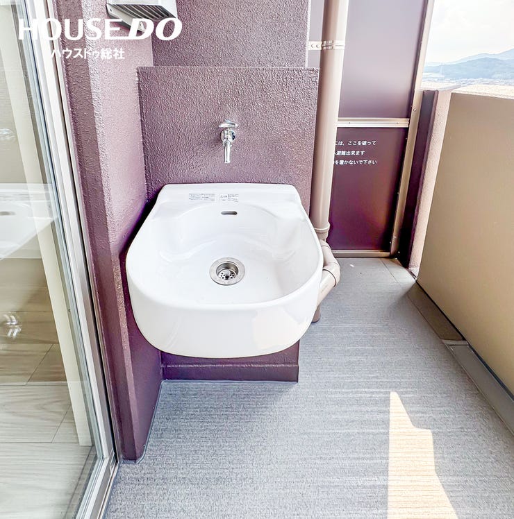 バルコニーには便利な手洗い場を設置。ガーデニングや掃除にも役立ちます。