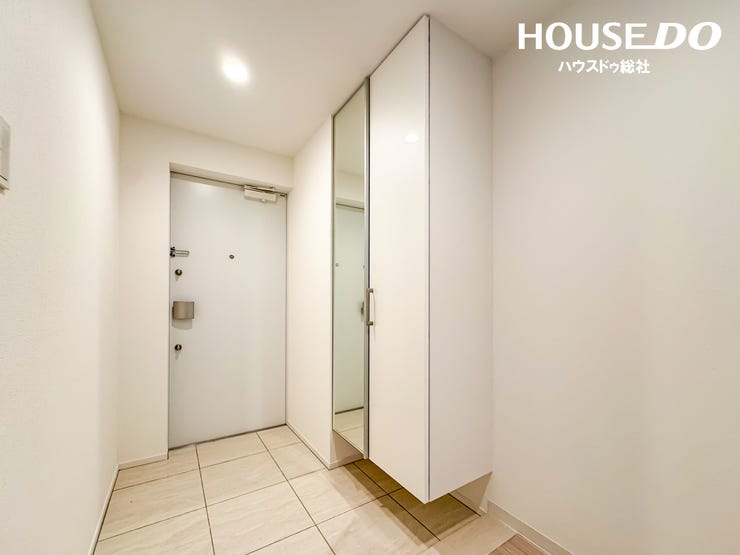 ゆとりのある玄関スペース。収納も充実しており、いつでもすっきりとした印象を保てます。