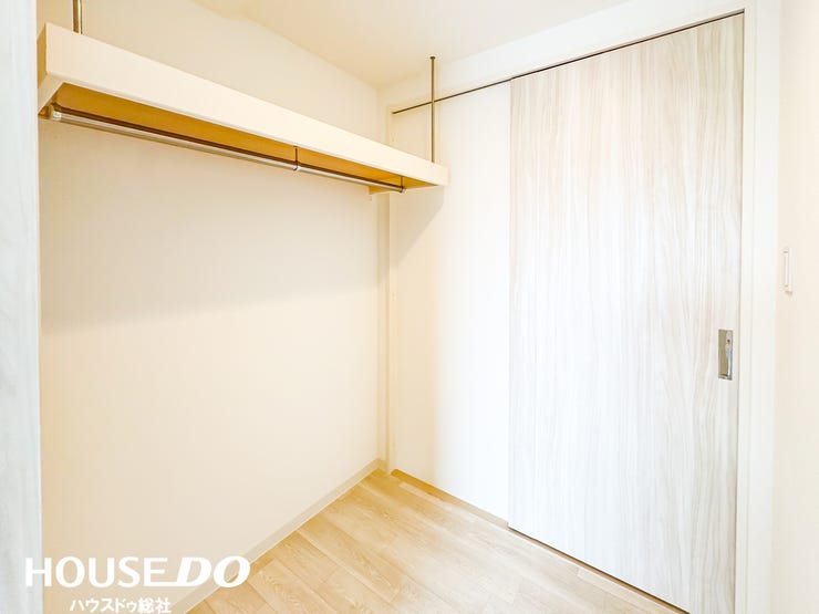 大容量の収納が可能なウォークインクローゼット。衣類や季節物もすっきり収まり、お部屋を広く使えます。