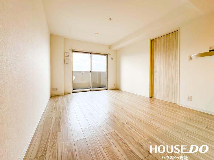 開放感あふれるリビングスペース。自然光が差し込み、居心地のよい空間です。