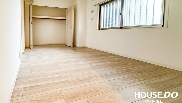 明るい窓がある洋室は、寝室や子ども部屋に最適です。