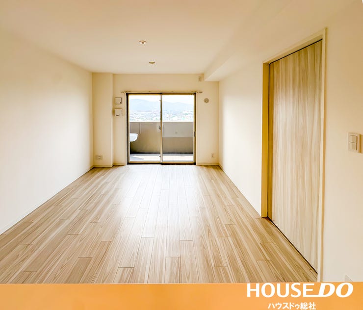 家族が自然と集まる広々としたリビング。南向きの窓から明るい光が差し込み、開放感と居心地の良さを兼ね備えた空間です。