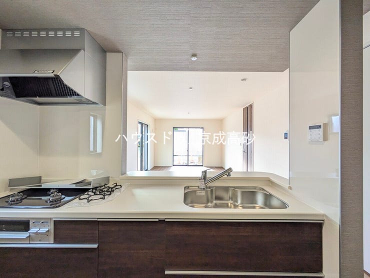 人気の対面式キッチンです!お子様から目を離さずにお料理ができることが最大の利点。お料理中も家族とのコミュニケーションは大切にしたいものですよね♪