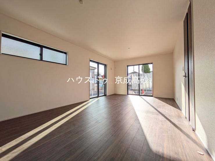 広々としたLDKは、家具のレイアウトも自由自在なので、ご家族の理想のスペースが作り上げられます。素敵なインテリアに囲まれた、自分好みの空間を。