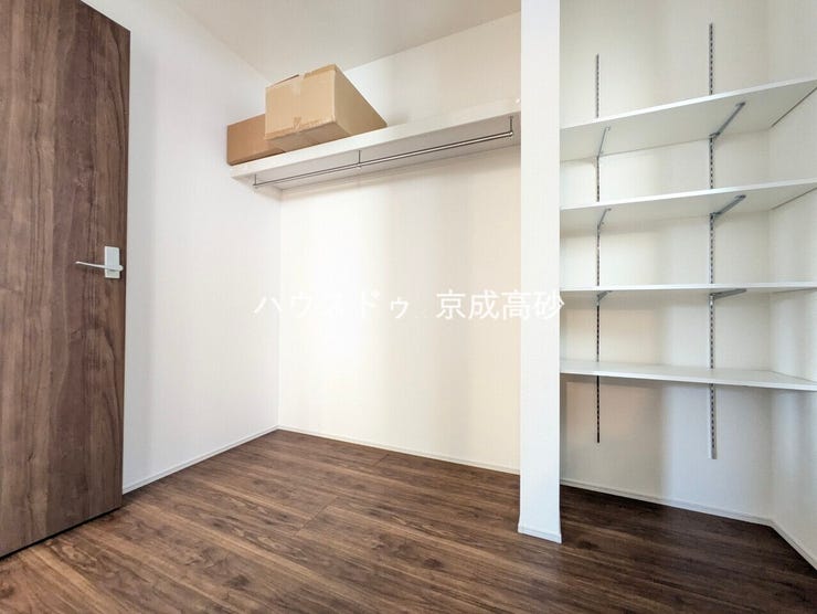 キッチン横には大容量の収納スペースがあります!