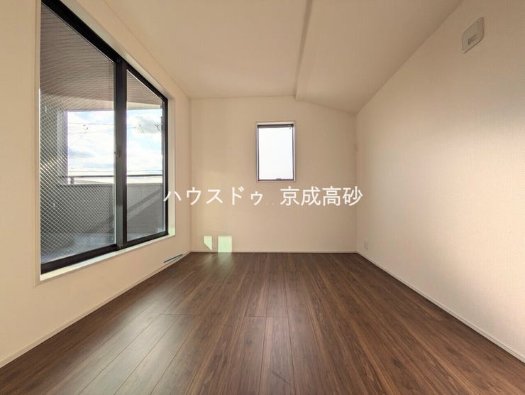 リビングで楽しく過ごした後はゆっくりくつろぐ時間を満喫できます。過ぎ行く時間をゆったりと感じることができる落ちついたプライベートルーム。静かな環境でリラックスタイムを愉しんで。