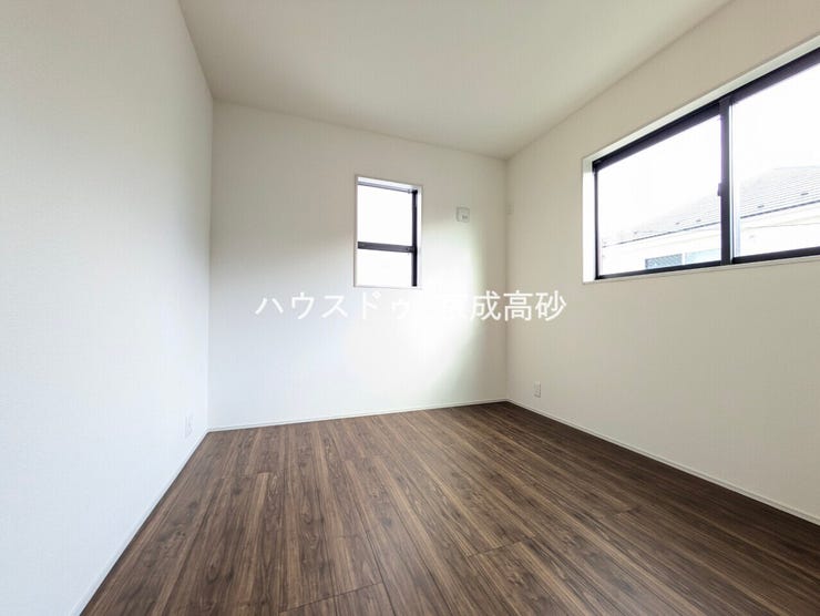 採光、通風が心地よいお部屋です。お子様部屋にも、お父さんの書斎にも、どんな目的でも心地よくお使いいただけるようなデザインになっています♪