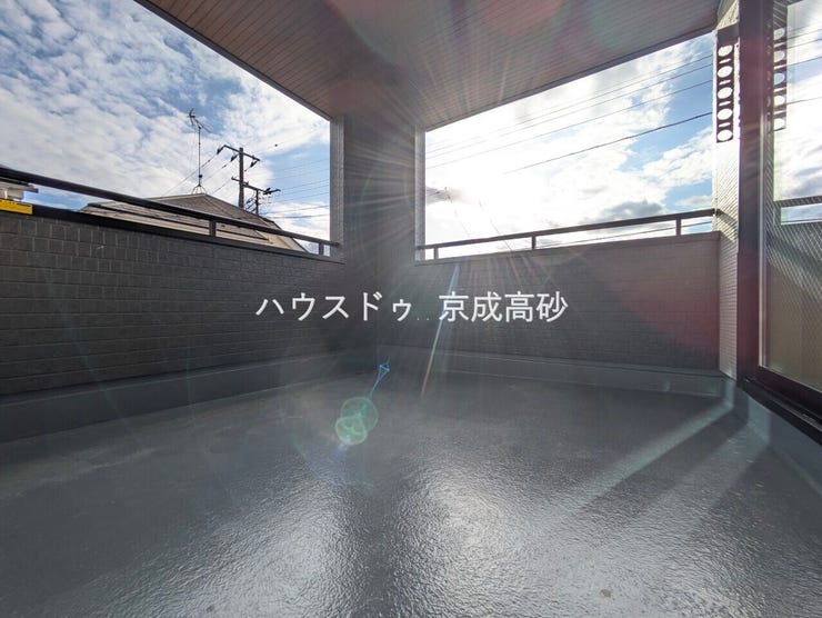 見てください!ゆったりとしたインナーバルコニーです!
洗濯物干しはもちろん、くつろぎの場所としてもGood!
天気の良い日は、読書やお茶でも楽しみたいですね!