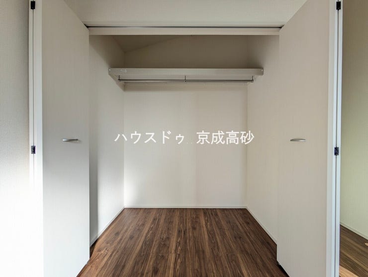 大型のクローゼットです!
これだけの収納力があれば部屋もスッキリ保てますよ!