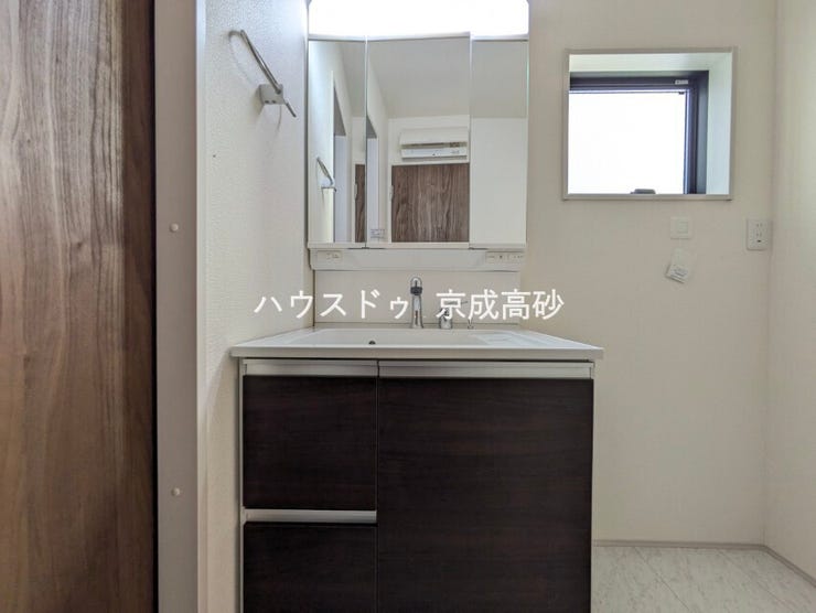 朝の身支度に便利なシャンプードレッサーはとっても便利です!シンク下の収納でアメニティ類のストックもバッチリ!