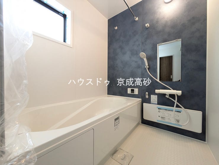 広い浴槽で足を伸ばせば1日の疲れも癒されます。落ち着いた雰囲気で、毎日のバスタイムが楽しみになりそうです。