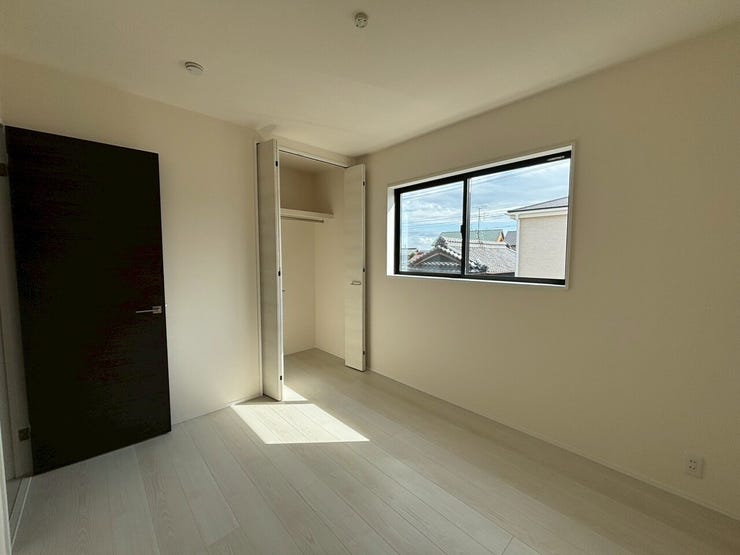 ☆2階南西の洋室も収納完備のお部屋です。陽当たりも良く、寝室や子供部屋にも最適♪