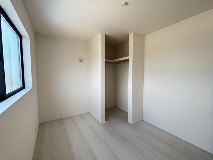 ☆2階北東洋室もウォークインクローゼット完備のお部屋です。白を基調としたシンプルなお部屋のためインテリアも楽しめますね♪