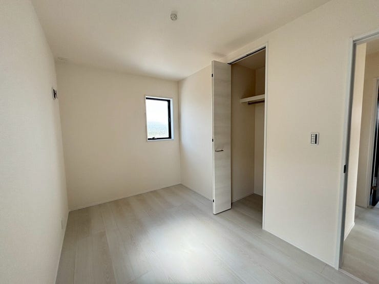 ☆2階北西洋室も収納付きのお部屋です。二面採光。子供部屋やゲストルーム、また収納スペースなど多目的なご利用ができます!