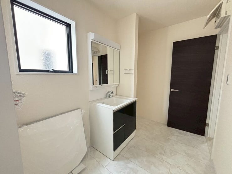 ☆収納付きの洗面台は使い勝手が良く、朝の支度もスムーズ。窓があり換気しやすい設計。