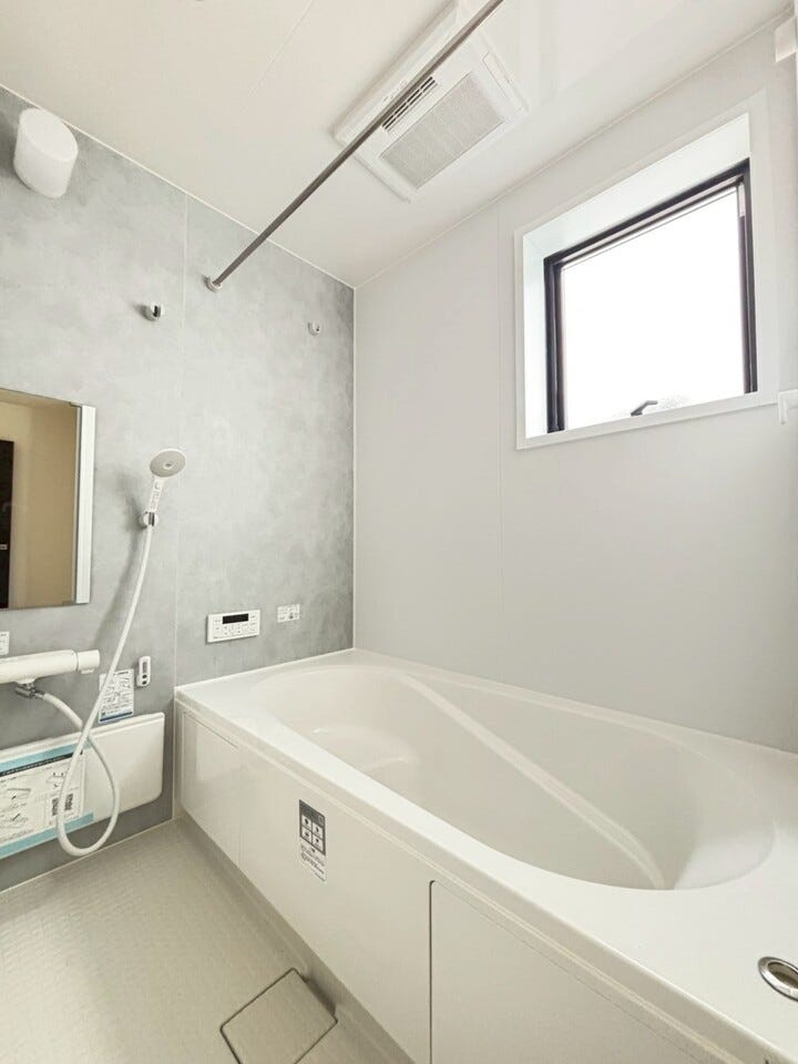☆窓付きのバスルームは、採光もあり明るく気持ちの良い空間です。窓があることで、換気環境も良好。掃除もスムーズに出来ます。ゆったり寛げるバスルームで、毎日のバスタイムが楽しみになりそうです。