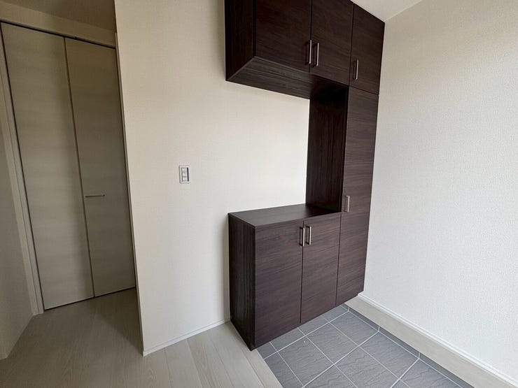 ☆木目調シューズボックスがモダンな玄関です。玄関ホールには別に収納もございます!