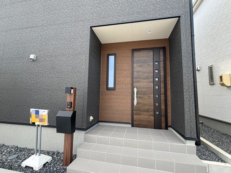 玄関ポーチは、ドアを開閉する際などに利便性・快適性を高める屋根付き♪モニター付きインターホンも完備!