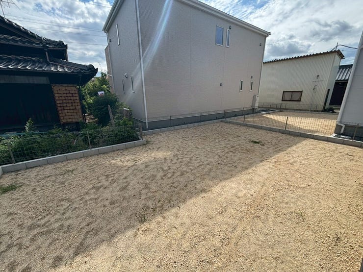 陽当たりの良い南側の庭は、ガーデニングスペースや洗濯物干しスペース、また芝をひいてみたりと自由にお庭を活かせますね♪