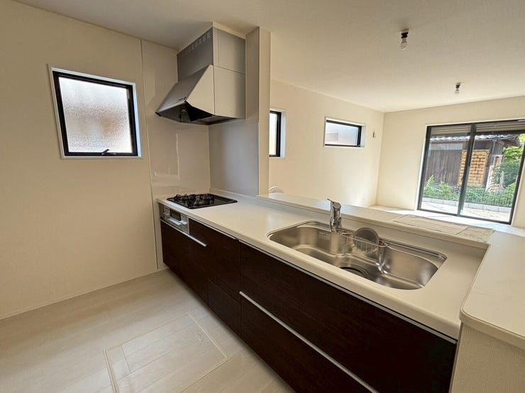 ☆カウンター式のキッチンのためリビングルームが見渡せ、お子様がいらっしゃるご家庭でも安心の使いやすい間取りです♪