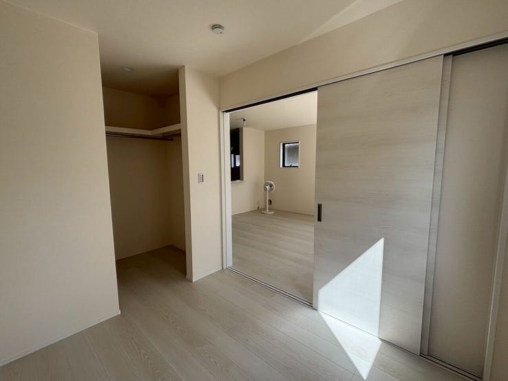 ☆リビングに続いた3.5帖の洋室は扉を開ければお子様の遊び場としても使い勝手の良いお部屋です!ウォークインクローゼット付でおもちゃや上着の収納、また来客時のゲストルームとしてもご活用いただけます!