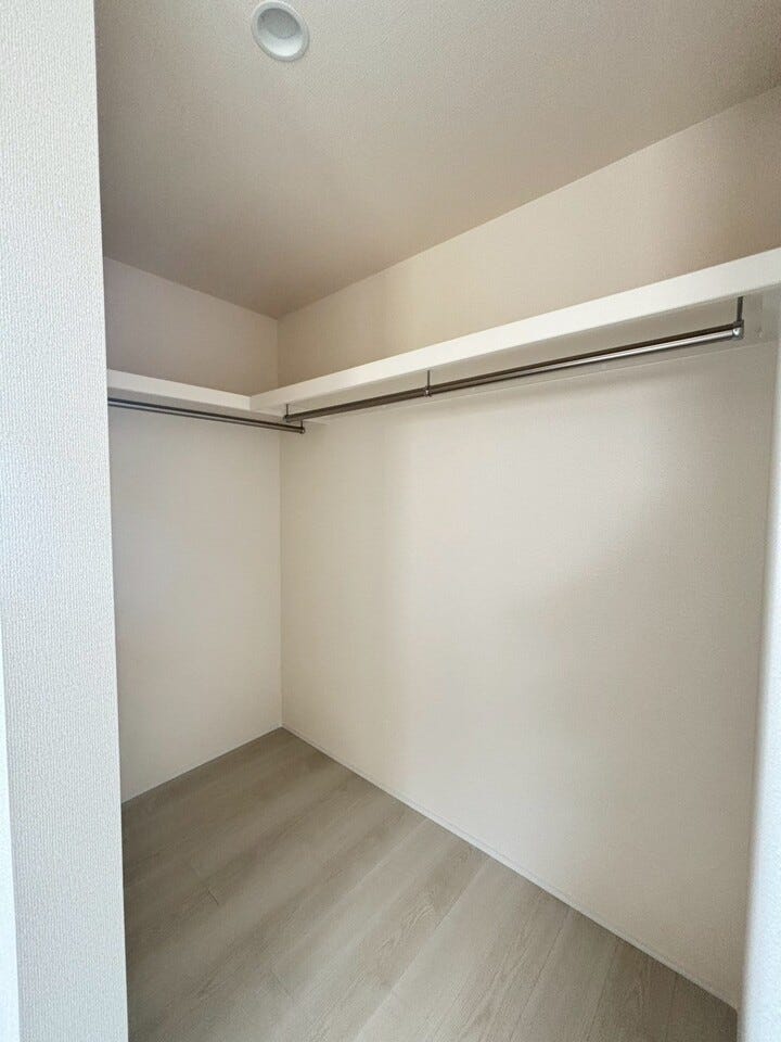 ☆南東洋室のウォークインクローゼットは、日常のものから季節ものや趣味の道具まで様々なものを収納してくれます。棚付きのため収納力もアップ!
