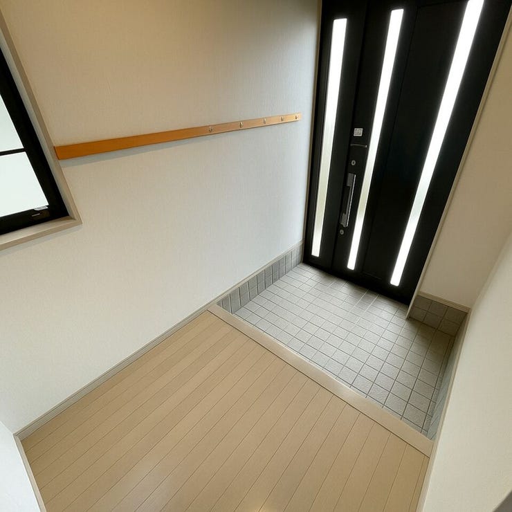 【Entrance】※居住中につき、写真内の家具・荷物はCG処理にて消去しております。実際とは異なる場合がございますので、現況を優先とさせていただきます。