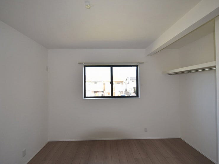 2F 洋室6帖
落ち着いた色合いで、一日の疲れを癒す安らぎの空間。窓から光が差し込み、朝も心地よく目覚められます。