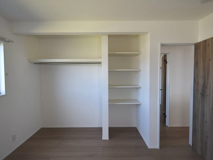 2F 洋室6帖
収納棚は高さの調整可能で、衣類や小物も効率よく収納可能。お部屋をすっきり保てるのが嬉しいポイントです。