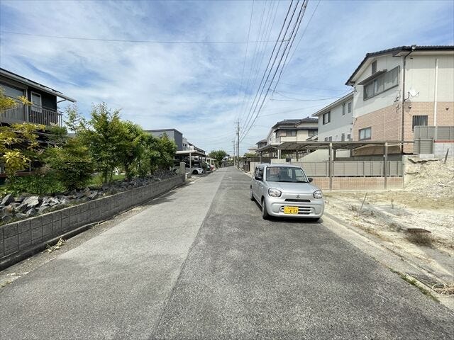 幅員約6.5mの前面道路です。車の出し入れもしやすく、また配達などの車が停まっていても通行出来る道幅となっています。