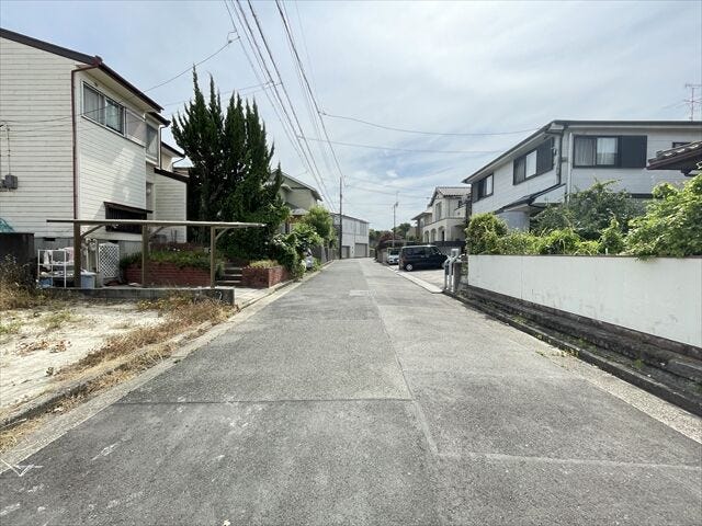幅員約6.5mの前面道路です。車が余裕を持ってすれ違うことが出来る道幅です。車の出し入れも余裕を持って行うことが出来ます。