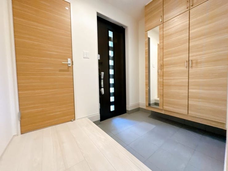 光が差す明るい玄関です。