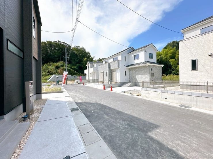 静かで落ち着いた閑静な住宅地です。
子育て世代の生活環境としても最適です◎