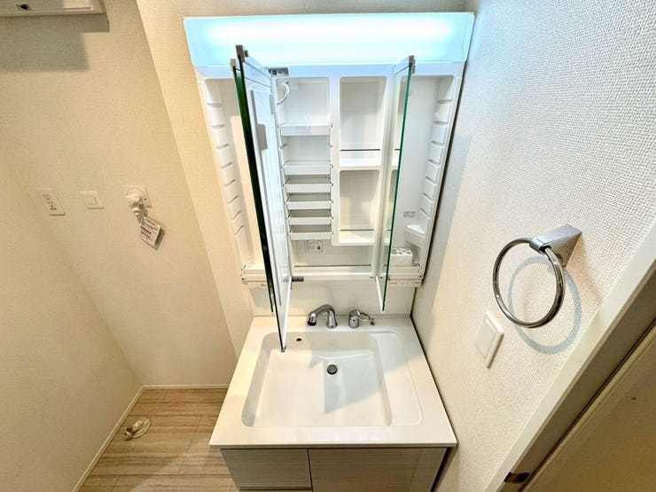 【Washroom】すっきりとしたデザインで、毎日の生活が快適に。収納も豊富な洗面所です。