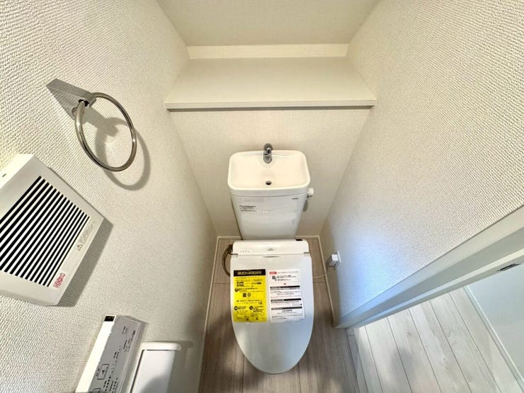 【Toilet】清潔感があり、落ち着いたデザインのトイレ。家族みんなが快適に使えます。