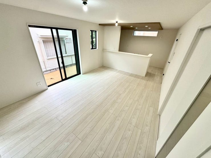 【kitchen】おしゃれな折下げ天井が特徴のキッチン。上質な雰囲気を演出します。