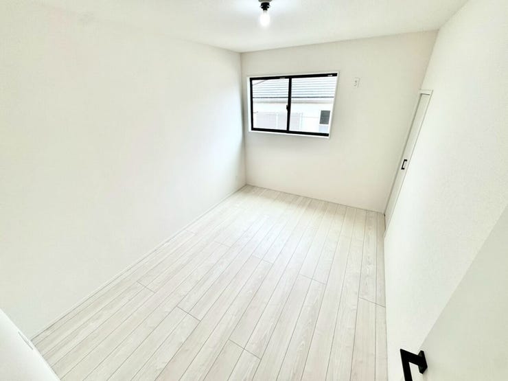 【Bedroom】明るく風通しの良い洋室。新築ならではの清潔感も魅力です。