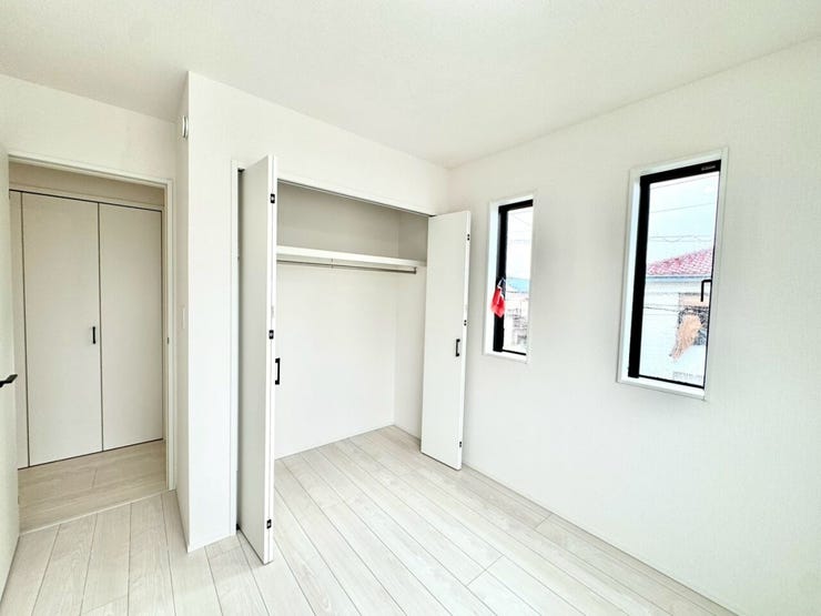 【Bedroom】クローゼット完備で収納力◎。家具の配置もしやすい機能的な洋室です。
