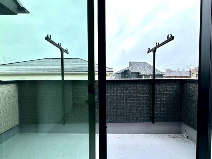 【Balcony】日当たりの良いバルコニーはお洗濯物がしっかり乾きやすく、毎日の家事にも重宝します。
