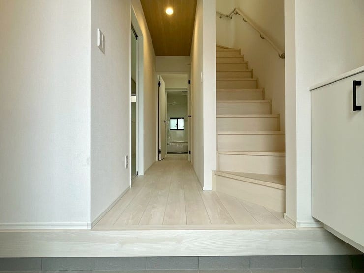 【Entrance】シューズボックス完備の玄関で、靴や小物もスッキリ収納できます。