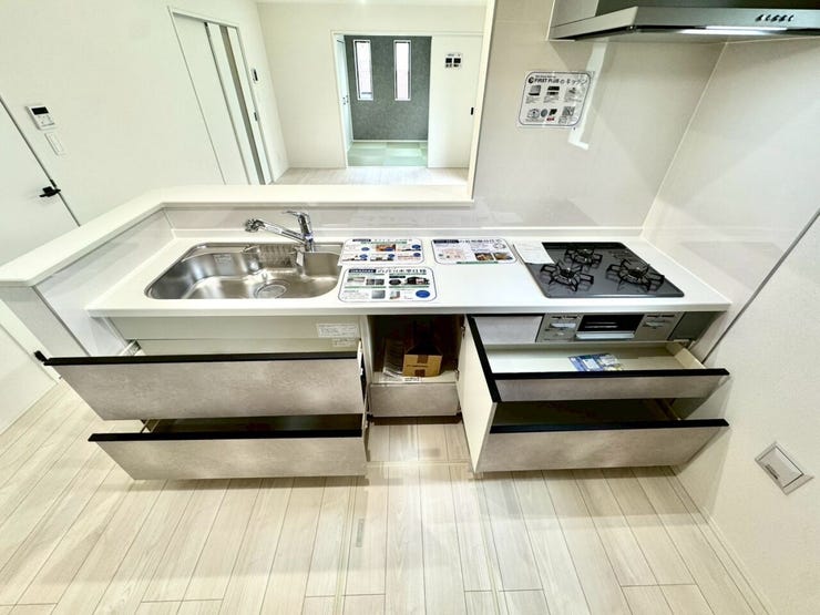 【kitchen】効率よく使える広々キッチン。収納力も高く、料理の時間がスムーズに。